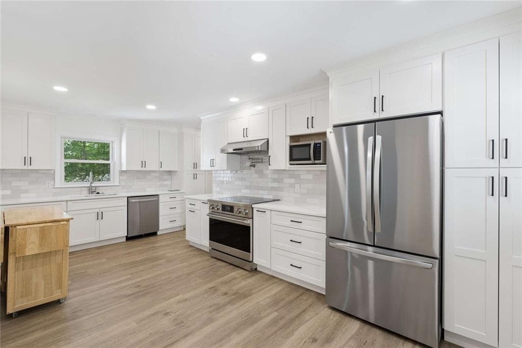 4 bedroom, 3 bathroom, 3,901 sq ft single family residence under contract at 14030 Cogburn Road, Milton, GA 30004 — photo 5