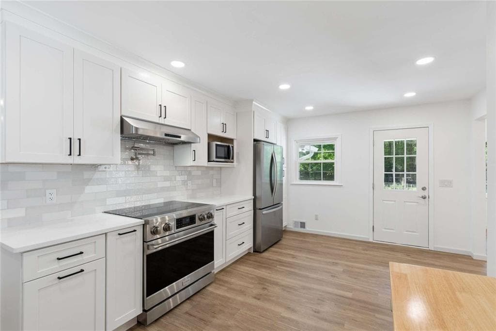 4 bedroom, 3 bathroom, 3,901 sq ft single family residence under contract at 14030 Cogburn Road, Milton, GA 30004 — photo 8