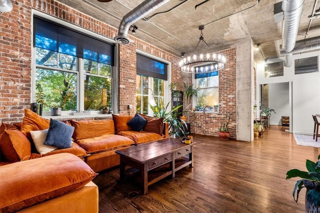 2 bedroom, 2 bathroom, 1,230 sq ft condominium for sale at 3235 Roswell Road 609, Atlanta, GA 30305 — photo 2