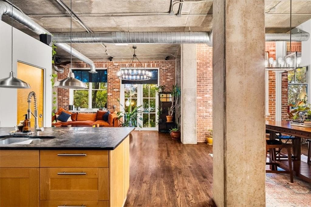 2 bedroom, 2 bathroom, 1,230 sq ft condominium for sale at 3235 Roswell Road 609, Atlanta, GA 30305 — photo 6