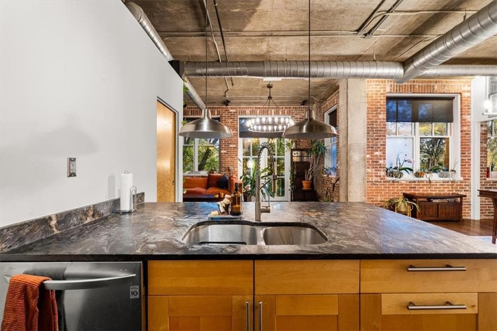 2 bedroom, 2 bathroom, 1,230 sq ft condominium for sale at 3235 Roswell Road 609, Atlanta, GA 30305 — photo 9