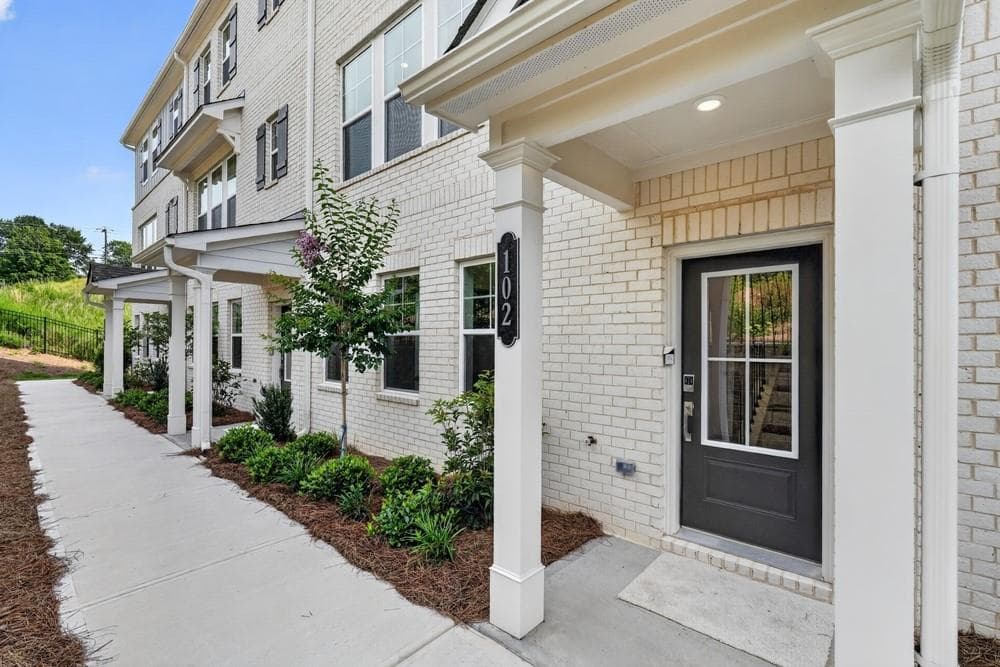 3 bedroom, 4 bathroom, 1,893 sq ft townhouse for sale at 102 Epperly Way, Tucker, GA 30084 — photo 2