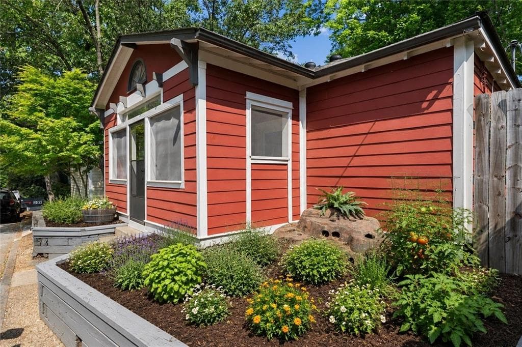 2 bedroom, 2 bathroom, 950 sq ft single family residence for sale at 209 Hampshire Avenue, Decatur, GA 30030