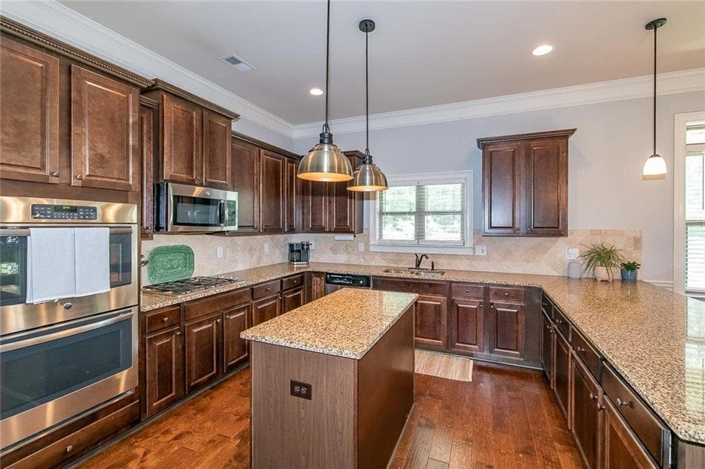 4 bedroom, 3 bathroom, 3,296 sq ft single family residence under contract at 49 Bay Crest Court, Loganville, GA 30052 — photo 6