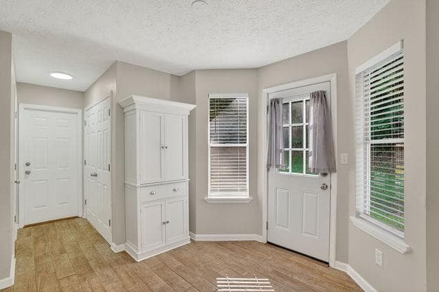 3 bedroom, 3 bathroom, 1,418 sq ft single family residence under contract at 5515 Forest Downs Circle, Atlanta, GA 30349 — photo 5
