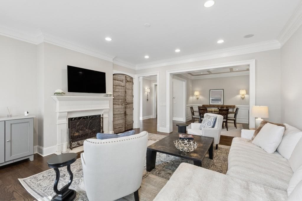 4 bedroom, 5 bathroom, 3,987 sq ft townhouse for rent at 3585 Roxboro Road 6, Atlanta, GA 30326 for $6,800 a month — photo 2