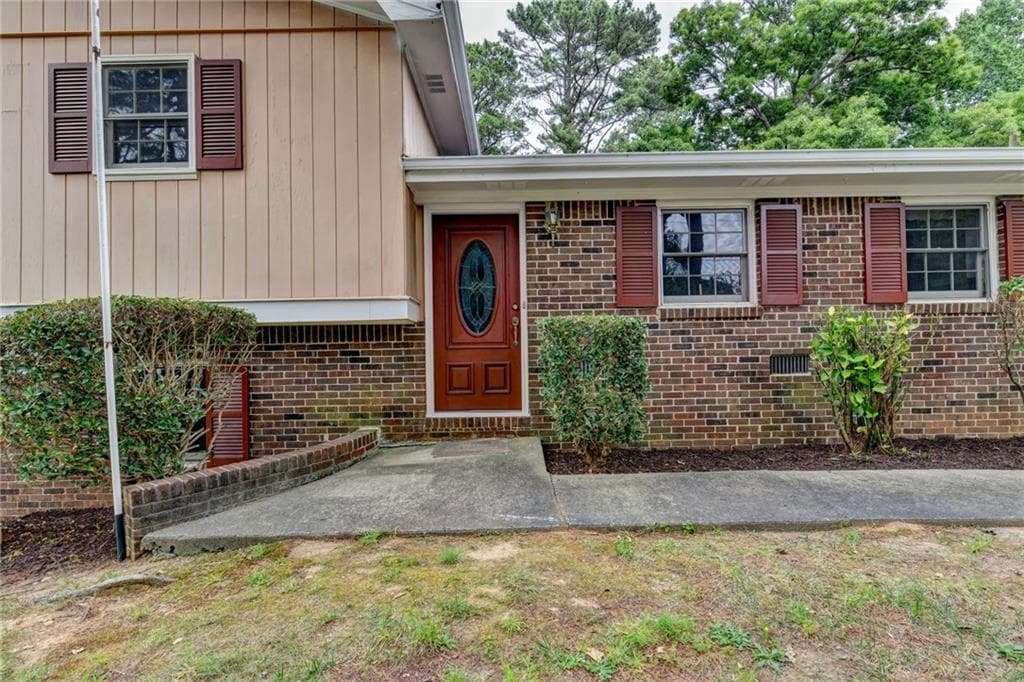 4 bedroom, 2 bathroom, 1,926 sq ft single family residence for sale at 3318 Shorelake Drive, Tucker, GA 30084 — photo 2