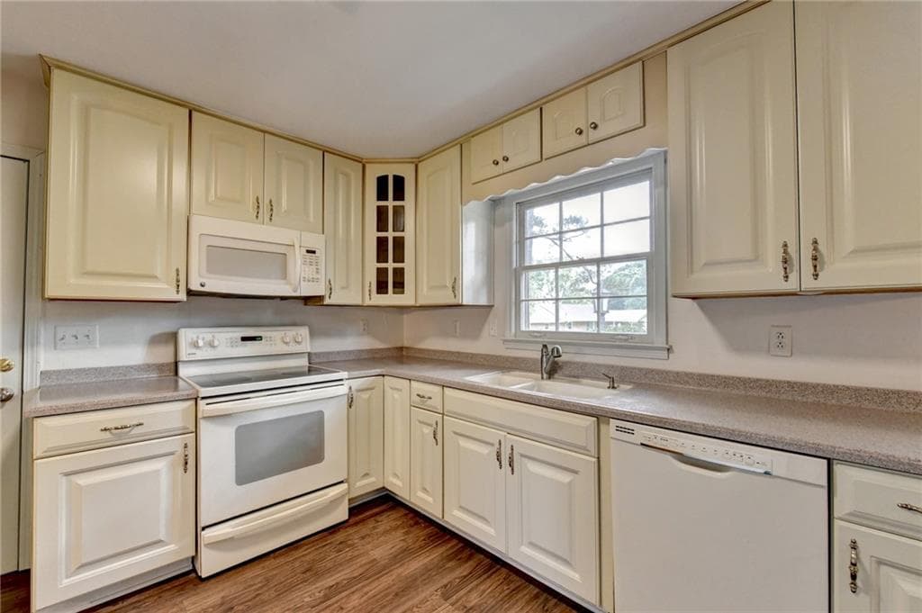 4 bedroom, 2 bathroom, 1,926 sq ft single family residence for sale at 3318 Shorelake Drive, Tucker, GA 30084 — photo 9
