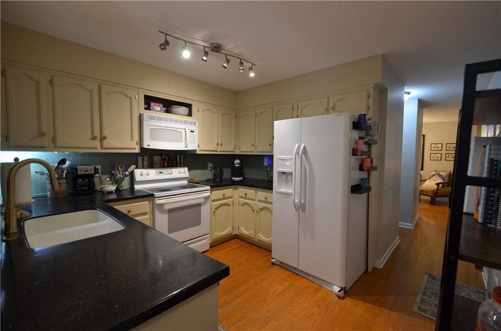 3 bedroom, 3 bathroom, 1,442 sq ft single family residence under contract at 3206 Country Walk Drive, Powder Springs, GA 30127 — photo 9