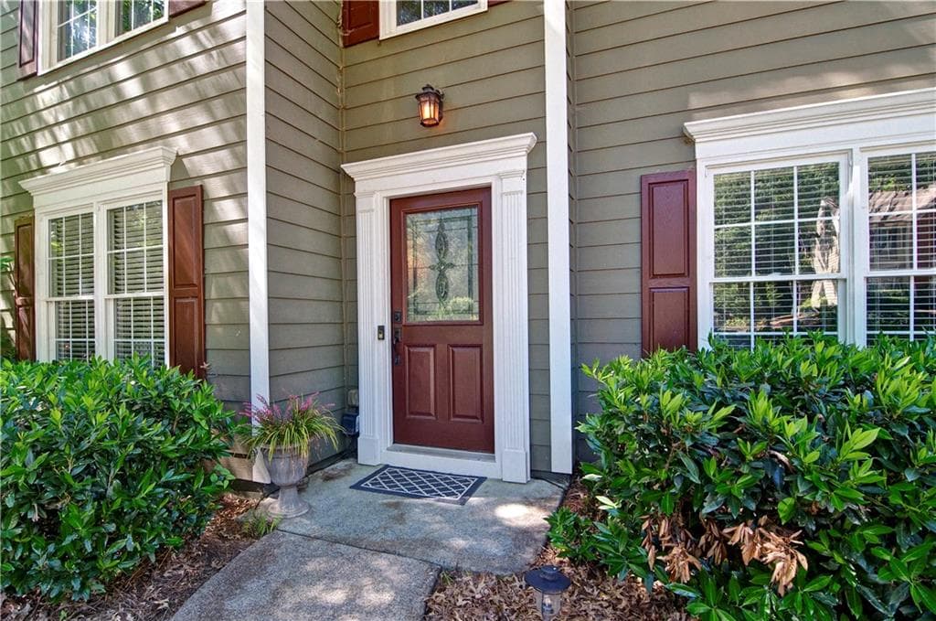 3 bedroom, 3 bathroom, 2,128 sq ft single family residence for sale at 8004 Huntcliff Road, Woodstock, GA 30189 — photo 2