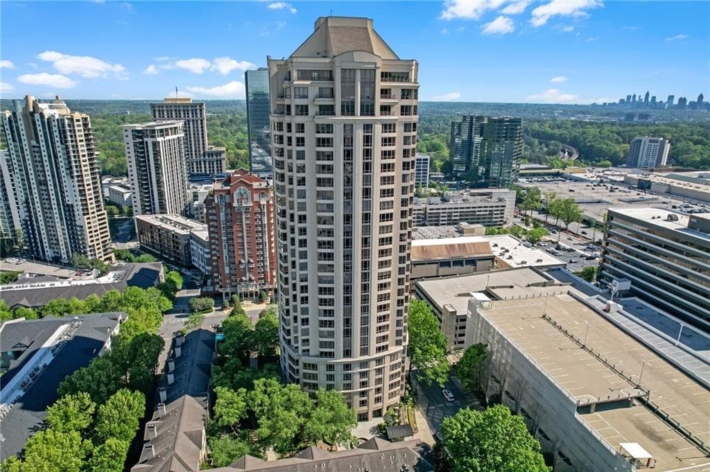 1 bedroom, 1 bathroom, 1,012 sq ft condominium for sale at 3475 Oak Valley Road 650, Atlanta, GA 30326 — photo 1 of 30