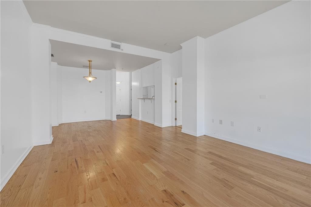 1 bedroom, 1 bathroom, 1,012 sq ft condominium for sale at 3475 Oak Valley Road 650, Atlanta, GA 30326 — photo 7