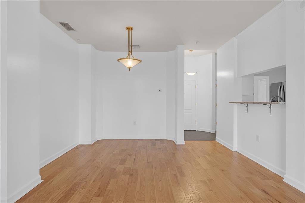 1 bedroom, 1 bathroom, 1,012 sq ft condominium for sale at 3475 Oak Valley Road 650, Atlanta, GA 30326 — photo 8