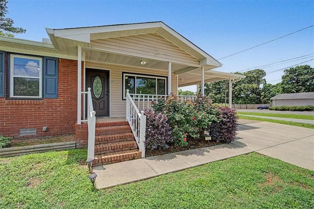 3 bedroom, 1 bathroom, 1,316 sq ft single family residence under contract at 202 Plantation Avenue, Cedartown, GA 30125 — photo 2