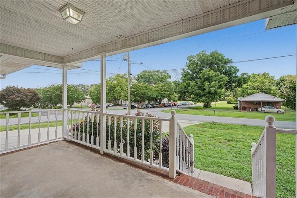 3 bedroom, 1 bathroom, 1,316 sq ft single family residence under contract at 202 Plantation Avenue, Cedartown, GA 30125 — photo 3