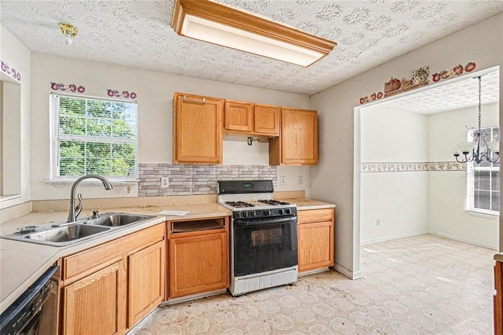 3 bedroom, 2 bathroom, 1,832 sq ft single family residence under contract at 7115 Hillcrest Chase Drive, Austell, GA 30168 — photo 2