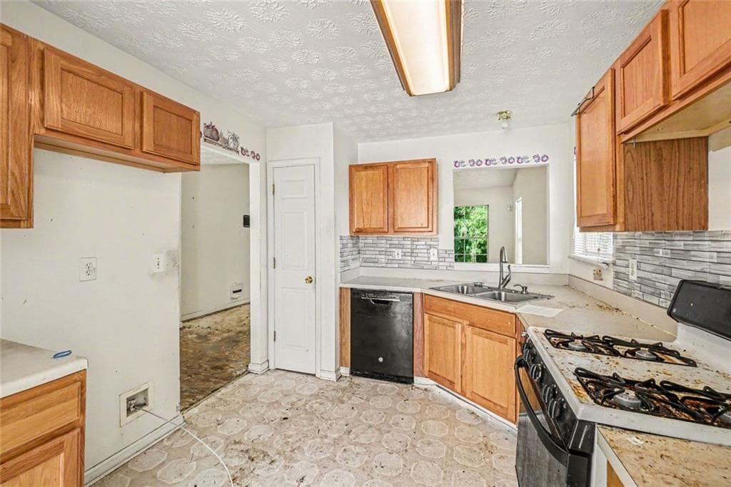 3 bedroom, 2 bathroom, 1,832 sq ft single family residence under contract at 7115 Hillcrest Chase Drive, Austell, GA 30168 — photo 3