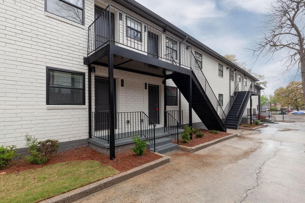 2 bedroom, 1 bathroom, 6,000 sq ft apartment for rent at 396 Linden Avenue 202, Atlanta, GA 30308 for $2,300 a month — photo 2