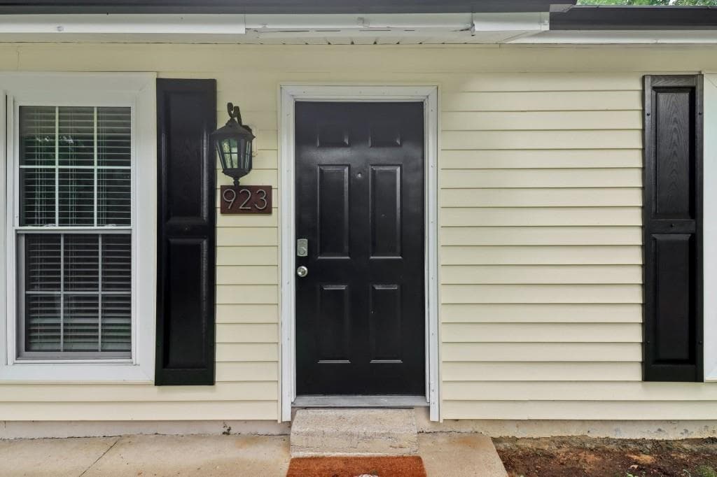 3 bedroom, 2 bathroom, 1,305 sq ft single family residence under contract at 923 Bay Berry Lane, Lawrenceville, GA 30043 — photo 4