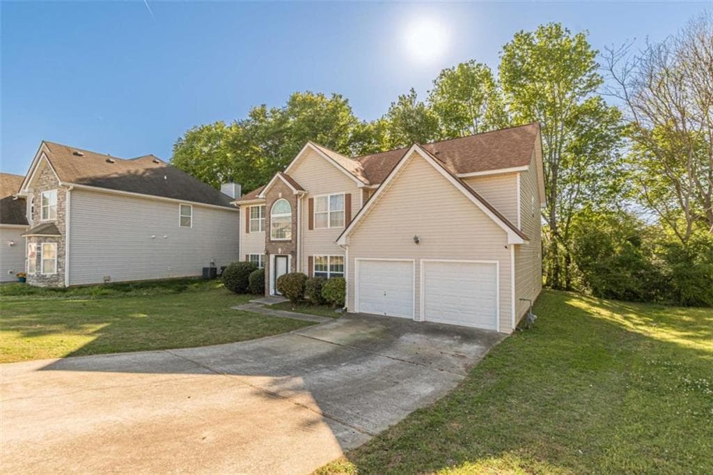 5 bedroom, 3 bathroom, 2,992 sq ft single family residence for sale at 11645 Kades Trail, Hampton, GA 30228 — photo 2