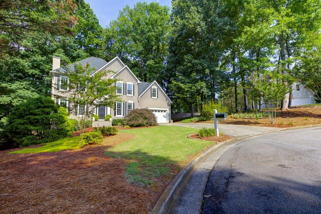 4 bedroom, 3 bathroom, 2,456 sq ft single family residence for sale at 4520 Wexford Court, Cumming, GA 30040 — photo 2
