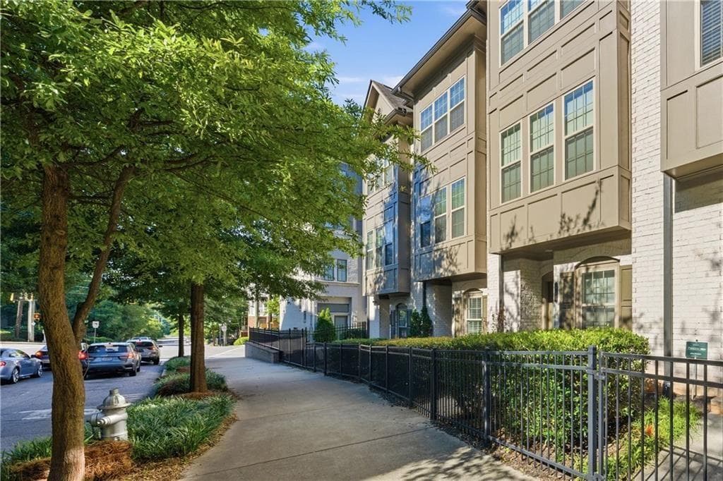 2 bedroom, 3 bathroom, 1,300 sq ft townhouse for sale at 633 Broadview Place, Atlanta, GA 30324 — photo 2