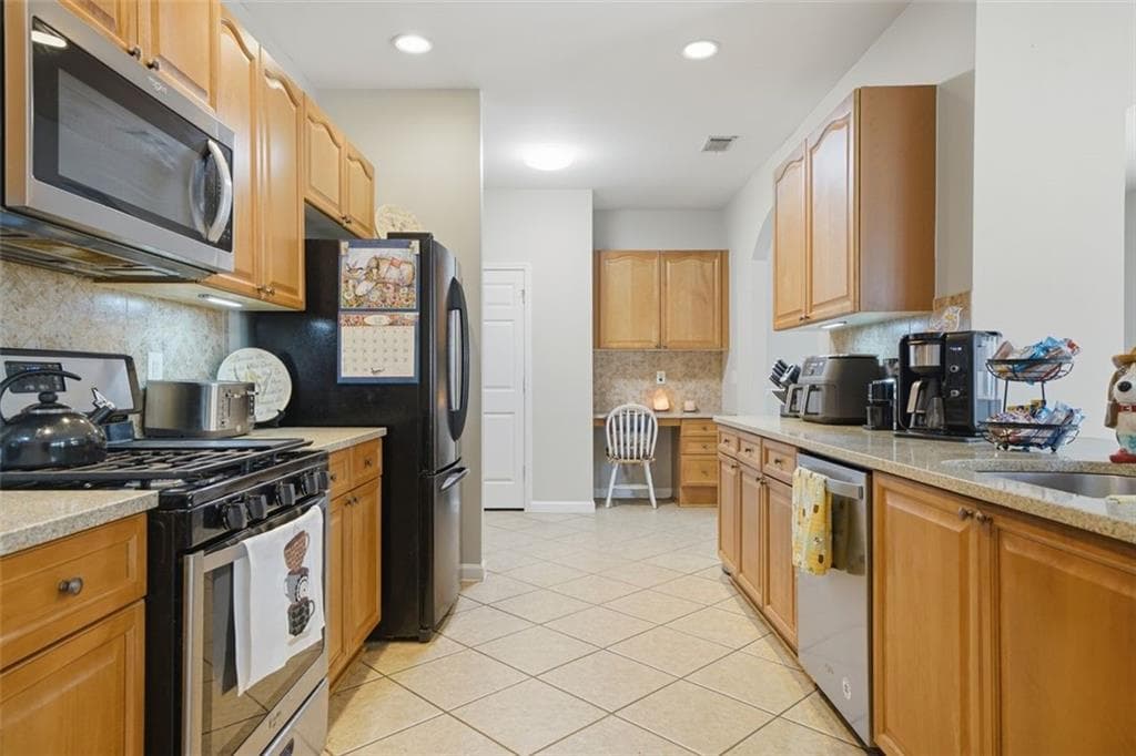4 bedroom, 3 bathroom, 2,516 sq ft single family residence for sale at 6605 Flagstone Court, Cumming, GA 30028 — photo 7