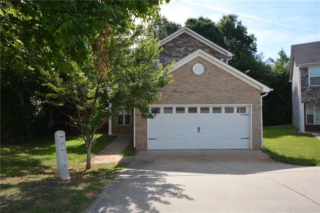 4 bedroom, 3 bathroom, 1,888 sq ft single family residence for sale at 1550 Persimmon Trace, Morrow, GA 30260 — photo 1 of 40