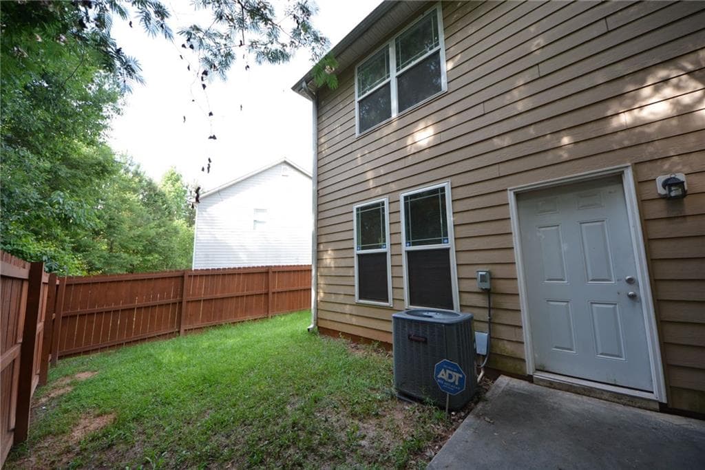 4 bedroom, 3 bathroom, 1,888 sq ft single family residence for sale at 1550 Persimmon Trace, Morrow, GA 30260 — photo 6