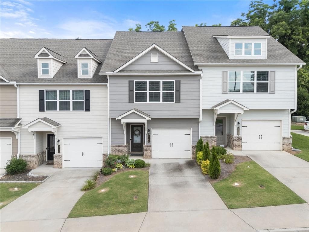 3 bedroom, 3 bathroom, 1,469 sq ft townhouse for sale at 3709 Acorn Drive, Oakwood, GA 30566