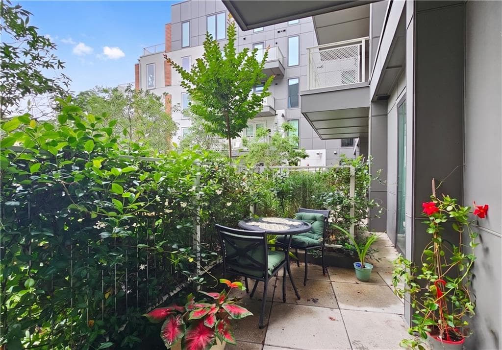 1 bedroom, 1 bathroom, 834 sq ft condominium for sale at 775 Juniper Street 208, Atlanta, GA 30308 — photo 4