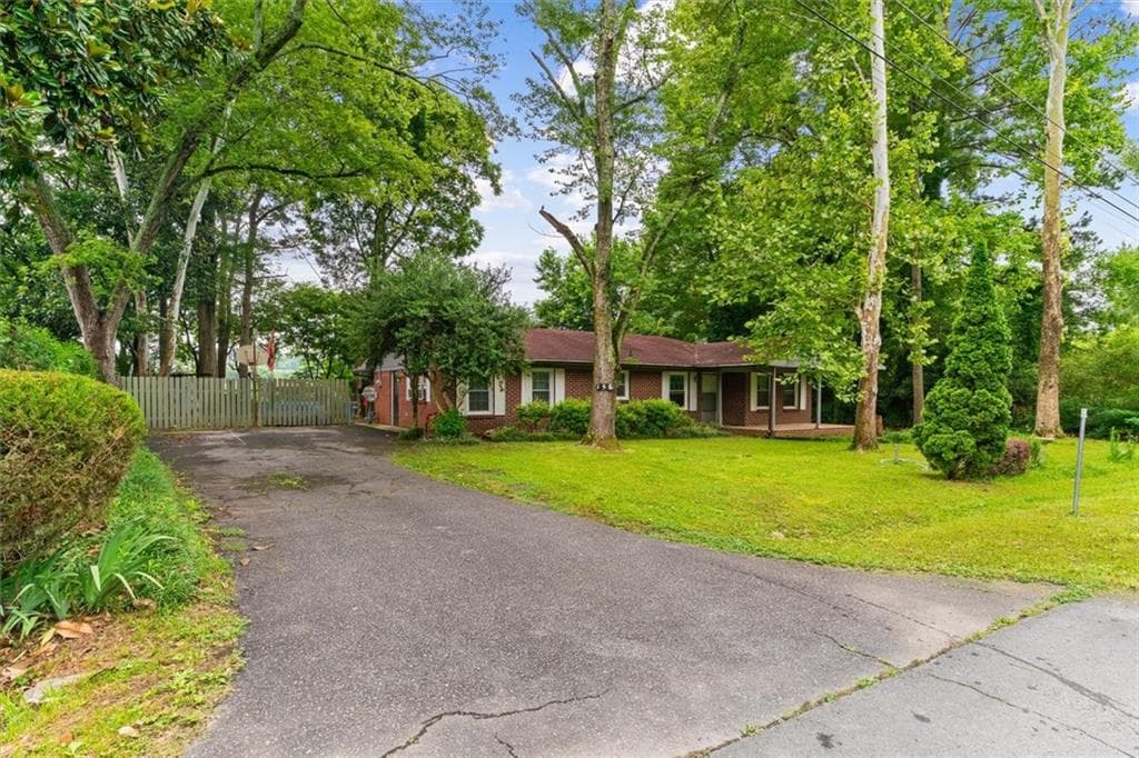 3 bedroom, 1 bathroom, 1,408 sq ft single family residence for sale at 156 Parker Road, Calhoun, GA 30701 — photo 3
