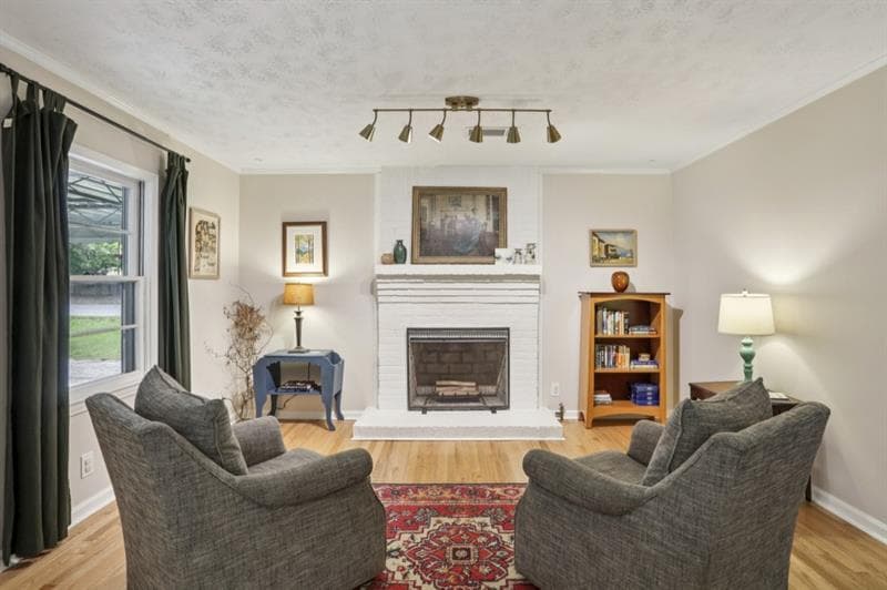 3 bedroom, 2 bathroom, 1,913 sq ft single family residence under contract at 3972 N Peachtree, Atlanta, GA 30341 — photo 2