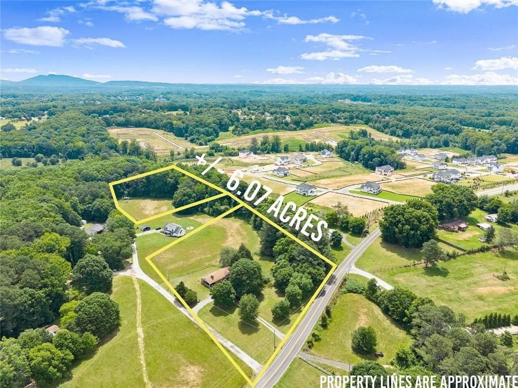 3 bedroom, 2 bathroom, 1,371 sq ft single family residence for sale at 5590 A Howard Road, Cumming, GA 30040 — photo 2