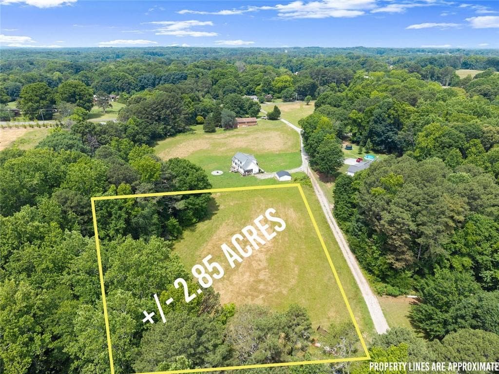 3 bedroom, 2 bathroom, 1,371 sq ft single family residence for sale at 5590 A Howard Road, Cumming, GA 30040 — photo 4