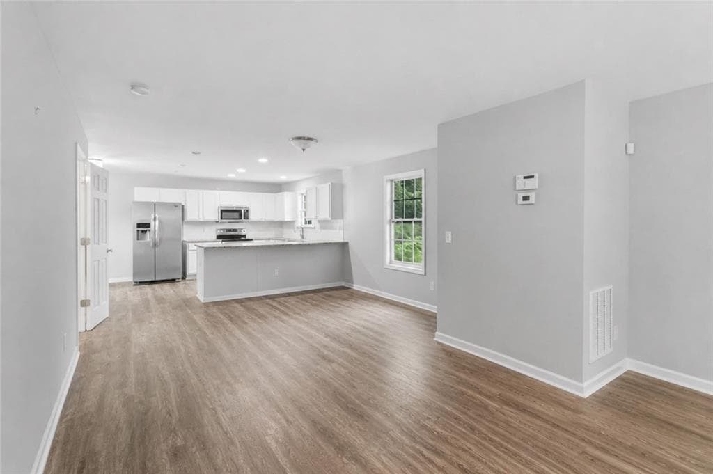 3 bedroom, 3 bathroom, 1,728 sq ft single family residence for sale at 925 Sims Street, Atlanta, GA 30310 — photo 4