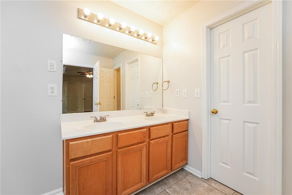 3 bedroom, 3 bathroom, 2,208 sq ft single family residence for sale at 827 Shadow Lake Drive, Lithonia, GA 30058 — photo 4