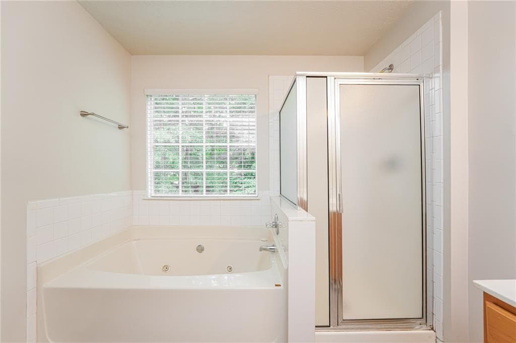 3 bedroom, 3 bathroom, 2,208 sq ft single family residence for sale at 827 Shadow Lake Drive, Lithonia, GA 30058 — photo 5