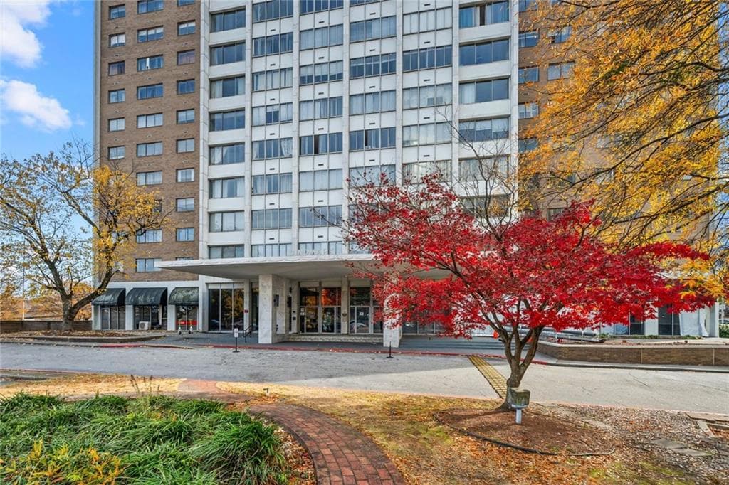 2 bedroom, 1 bathroom, 931 sq ft condominium for sale at 215 Piedmont Avenue 303, Atlanta, GA 30308 — photo 1 of 17