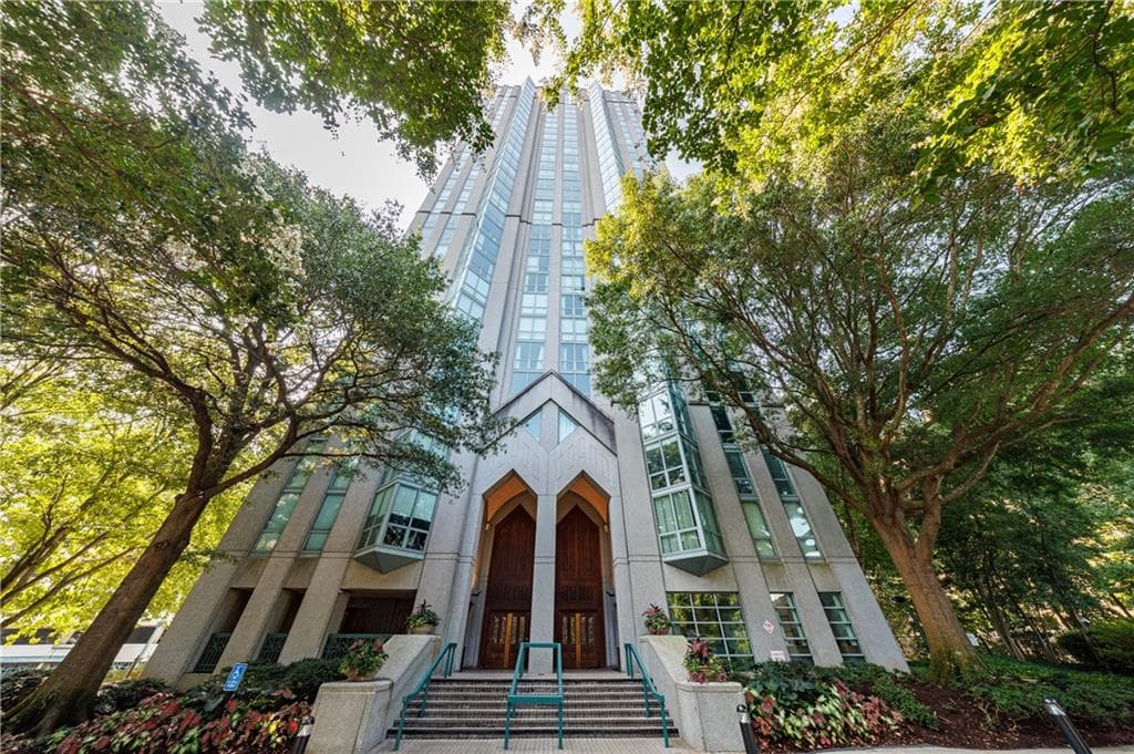 1 bedroom, 1 bathroom, 807 sq ft condominium sold at 2870 Pharr Court South 2709, Atlanta, GA 30305