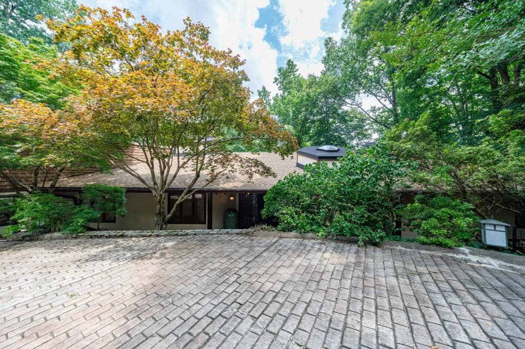 5 bedroom, 4 bathroom, 5,880 sq ft single family residence for rent at 130 Huntcliff Point, Sandy Springs, GA 30350 for $3,999 a month — photo 1 of 61