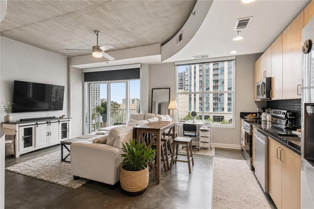 1 bedroom, 1 bathroom, 790 sq ft condominium for sale at 250 Pharr Road 804, Atlanta, GA 30305 — photo 3