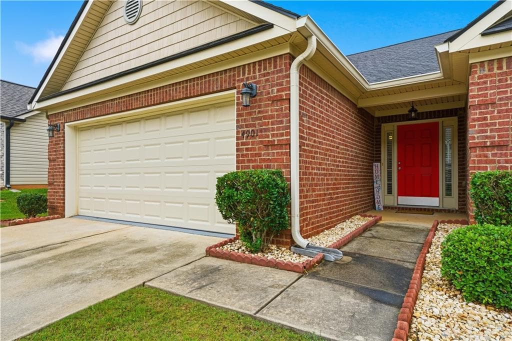 3 bedroom, 2 bathroom, 1,625 sq ft single family residence under contract at 4901 Summersun Drive, Morrow, GA 30260 — photo 2