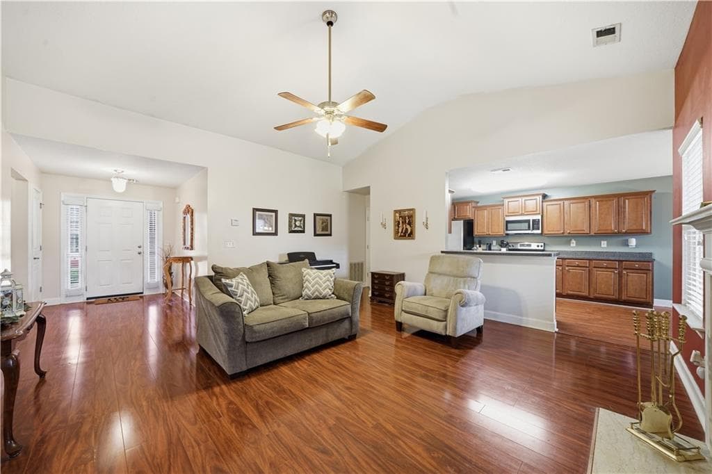 3 bedroom, 2 bathroom, 1,625 sq ft single family residence under contract at 4901 Summersun Drive, Morrow, GA 30260 — photo 4
