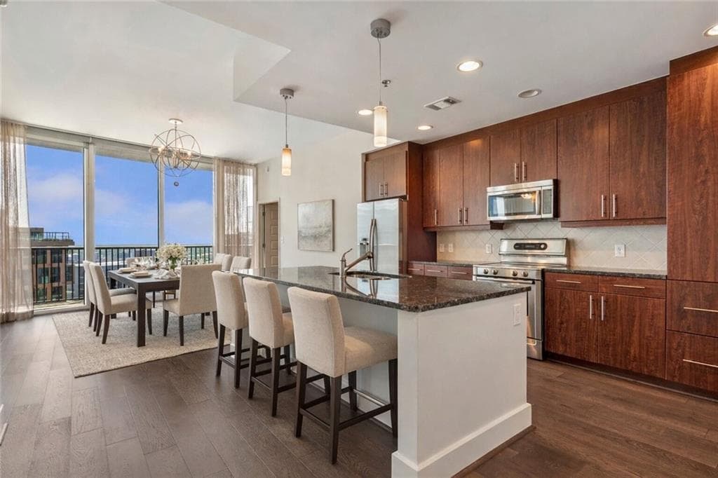 2 bedroom, 2 bathroom, 1,358 sq ft condominium sold at 1080 Peachtree Street 3304, Atlanta, GA 30309