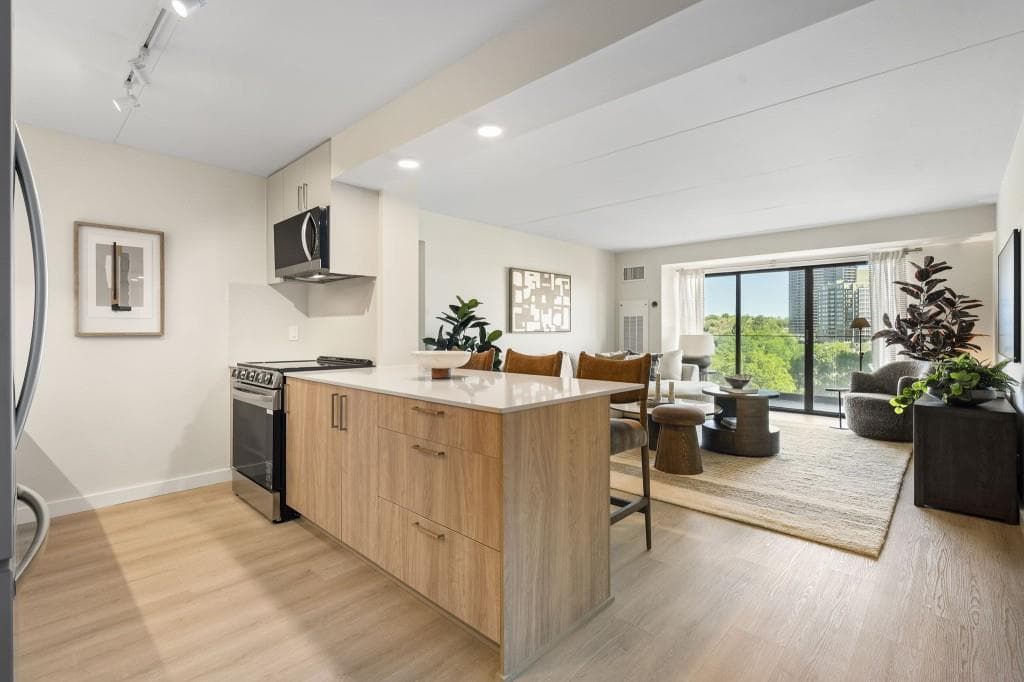 2 bedroom, 2 bathroom, 1,100 sq ft condominium under contract at 2460 Peachtree Road 1410, Atlanta, GA 30305 — photo 2