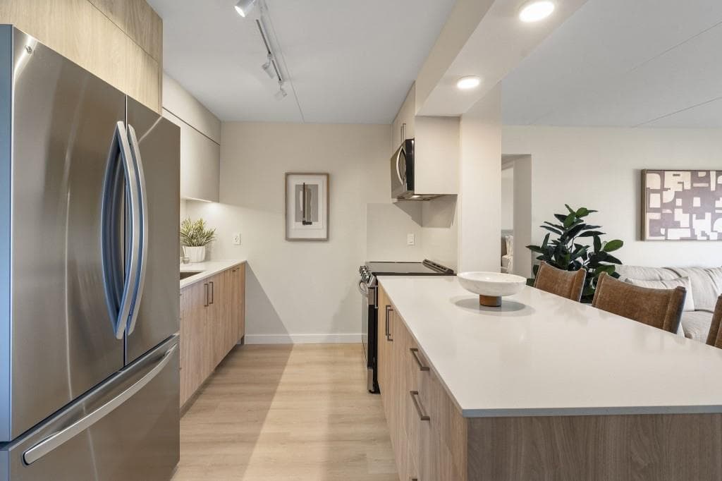 2 bedroom, 2 bathroom, 1,100 sq ft condominium under contract at 2460 Peachtree Road 1410, Atlanta, GA 30305 — photo 3