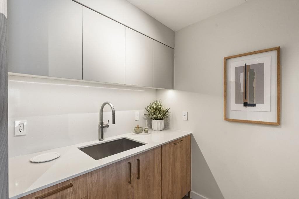 2 bedroom, 2 bathroom, 1,100 sq ft condominium under contract at 2460 Peachtree Road 1410, Atlanta, GA 30305 — photo 7