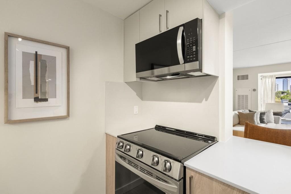 2 bedroom, 2 bathroom, 1,100 sq ft condominium under contract at 2460 Peachtree Road 1410, Atlanta, GA 30305 — photo 8