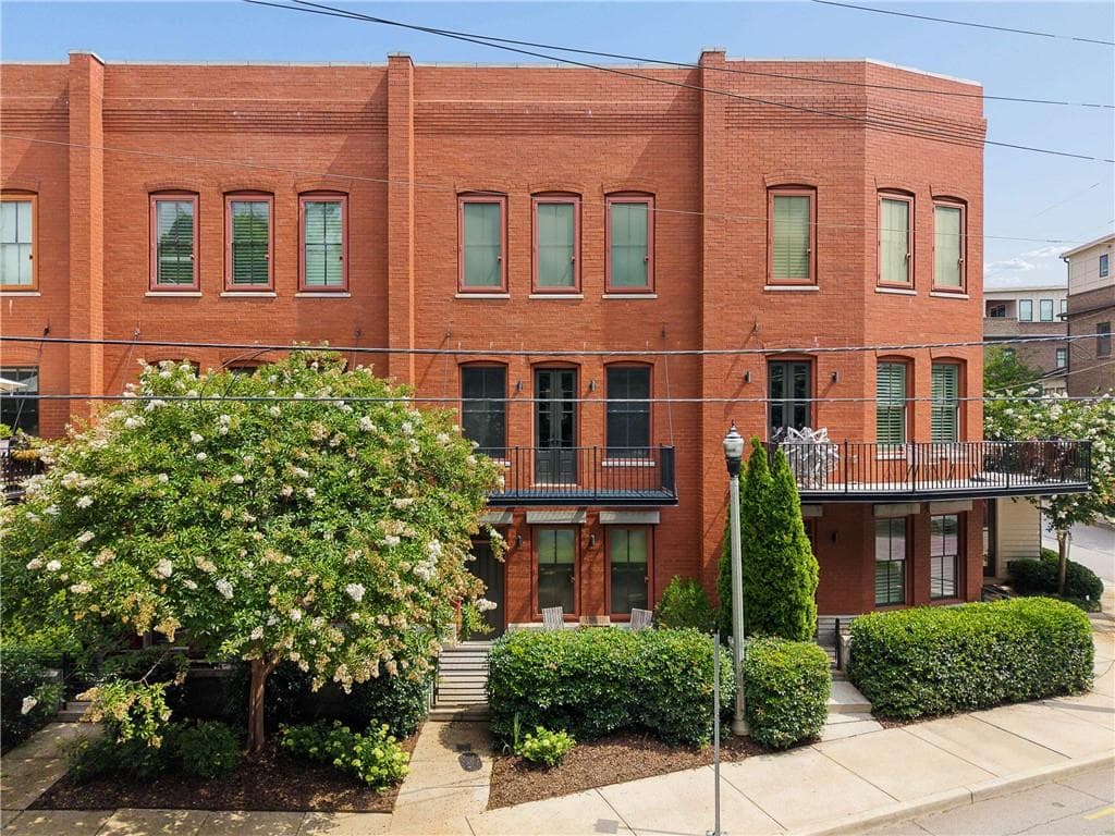 3 bedroom, 4 bathroom, 2,242 sq ft townhouse under contract at 432 E Howard Avenue 23, Decatur, GA 30030
